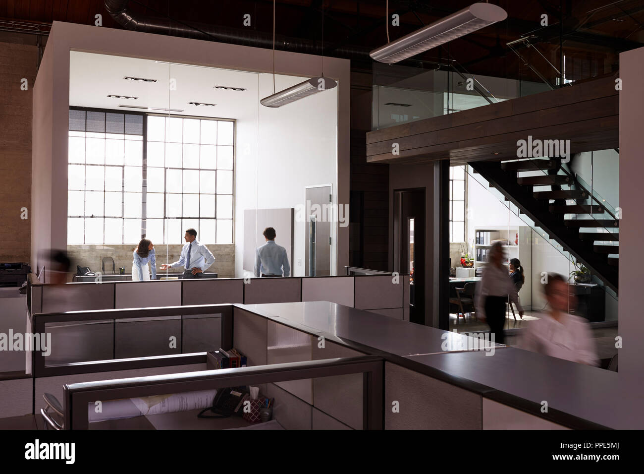 La gente di affari che lavorano in office unit visto dal corridoio Foto Stock