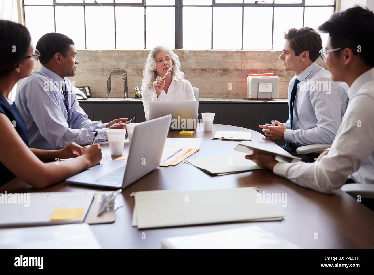 Donna manager e il team aziende in brainstorm, close up Foto Stock