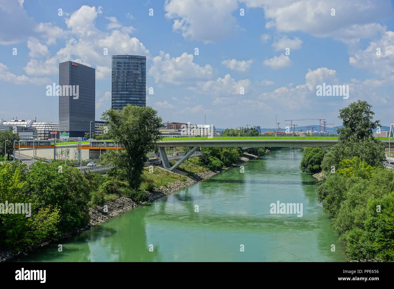 Wien, Donaukanal, Blick auf Südosttangente und Büroviertel TownTown Foto Stock