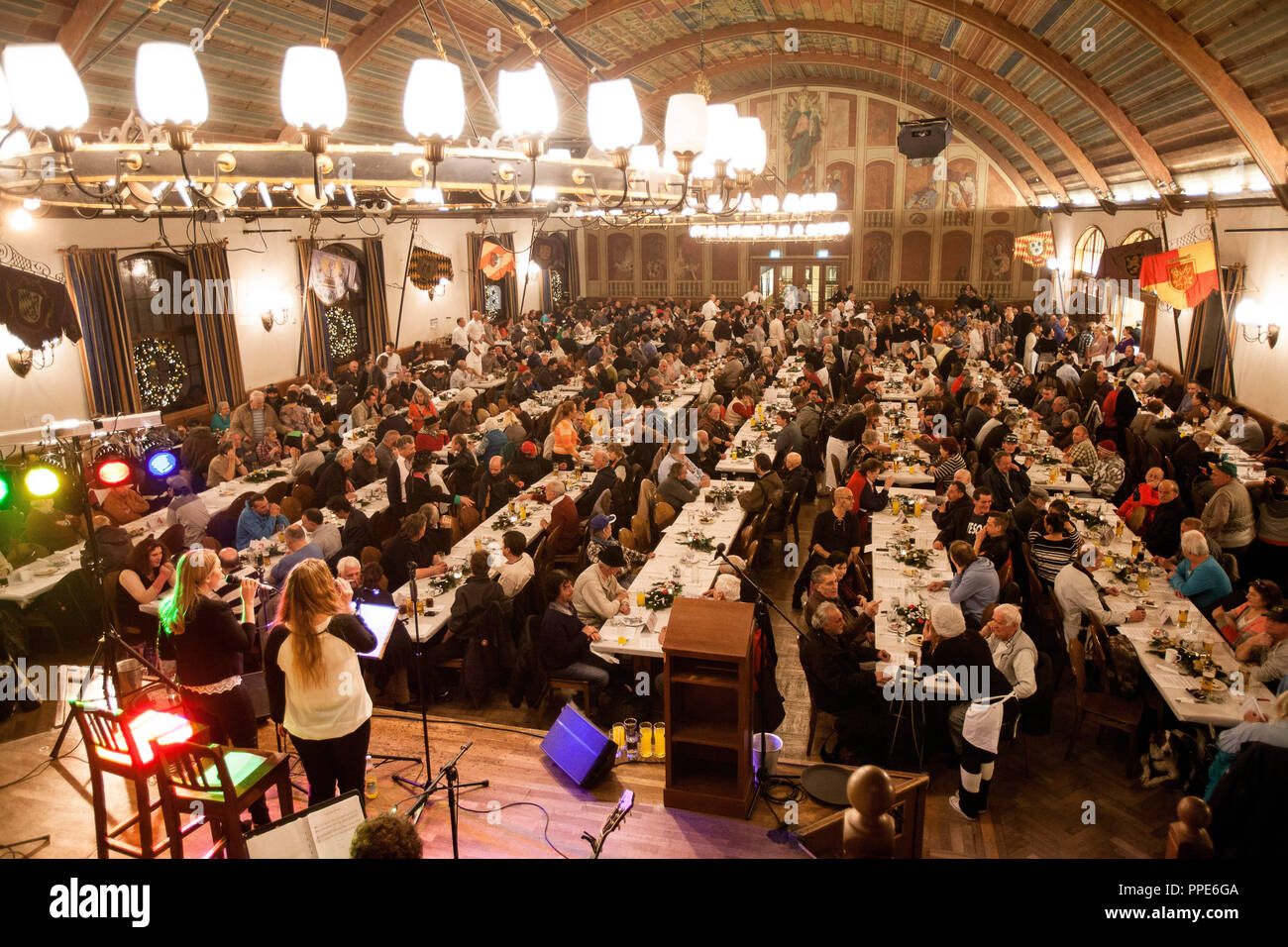 La banda che Hollyrocks canta canzoni di Natale per i senzatetto nella Hofbraeuhaus a Monaco di Baviera. La celebrazione è finanziato da donazioni e la SZ Avvento Calandra. Foto Stock