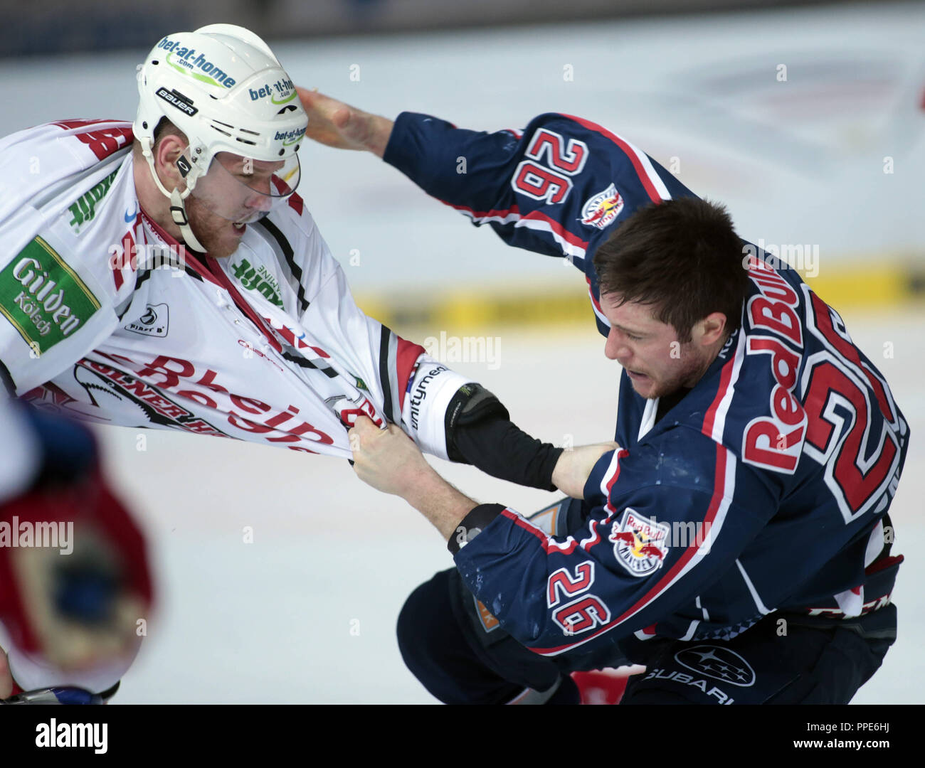 Hockey su ghiaccio: EHC Red Bull Muenchen - Koelner Haie, una lotta tra Jan Urbas da e unità di comando elettroidraulica e Marcel Mueller da Koelner Haie. Foto Stock