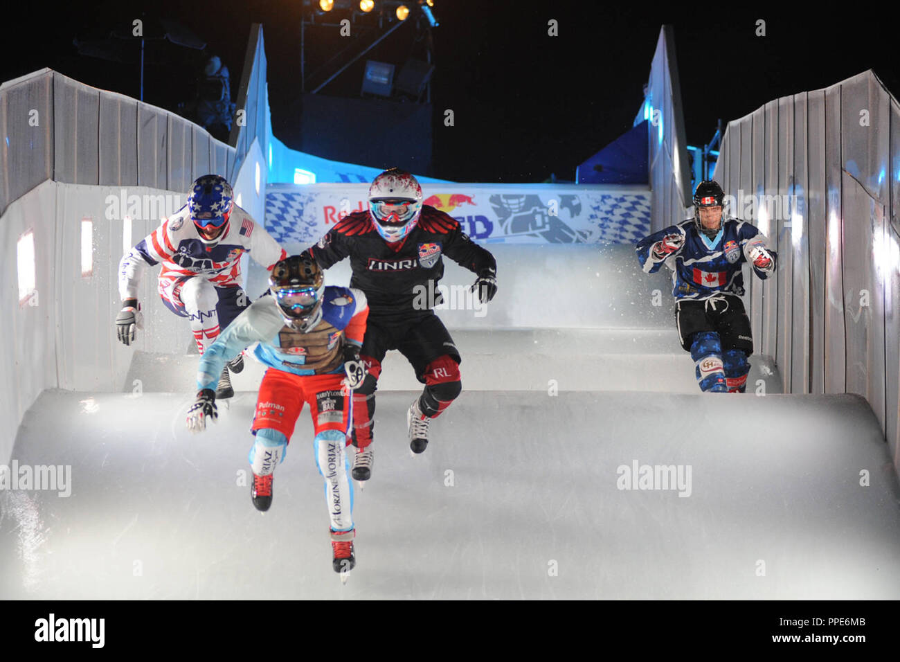 Alla Red Bull si è schiantato concorso di ghiaccio in Monaco di Baviera Olympiapark partecipanti gara giù per la pista di ghiaccio sull'Olympiaberg. Foto Stock