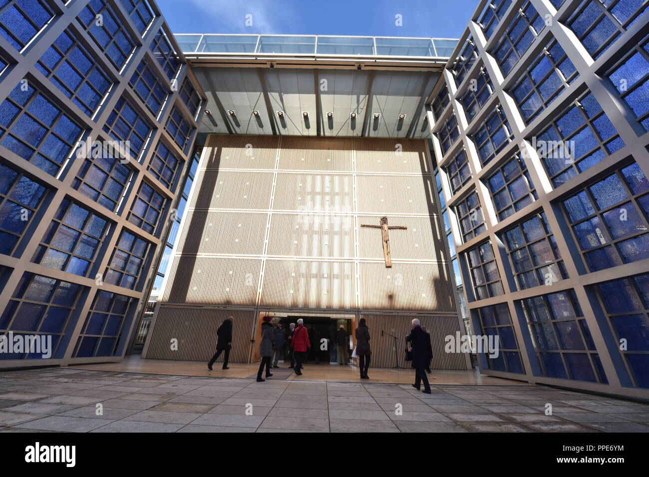 All inizio dell "Anno di misericordia", il Herz-Jesu-Kirche in Neuhausen simbolicamente si apre la chiusa altrimenti alto 14 metri porta di vetro. Foto Stock