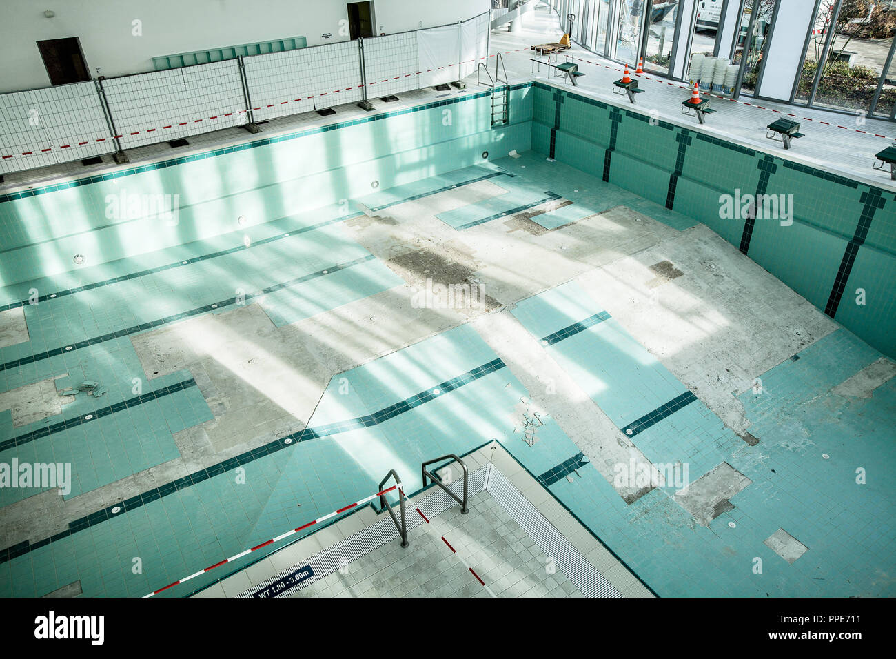 Nel rinnovo-richiedendo piscina coperta a Ismaning, piastrelle vengono  staccati dal pavimento di una piscina di grandi dimensioni Foto stock -  Alamy