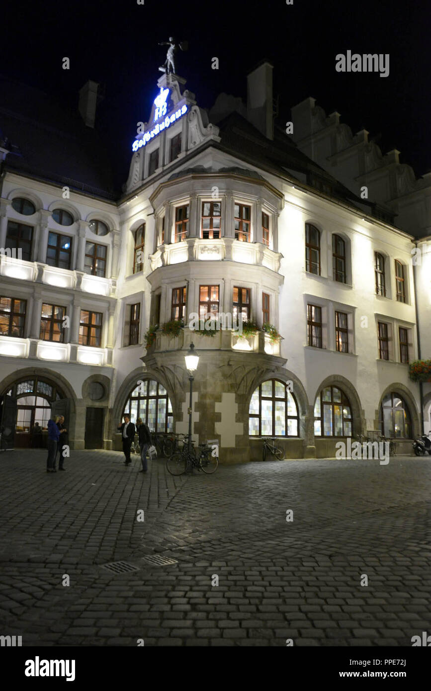 Il Hofbraeuhaus am Platzl a Monaco di Baviera nel centro storico della città di notte. Foto Stock
