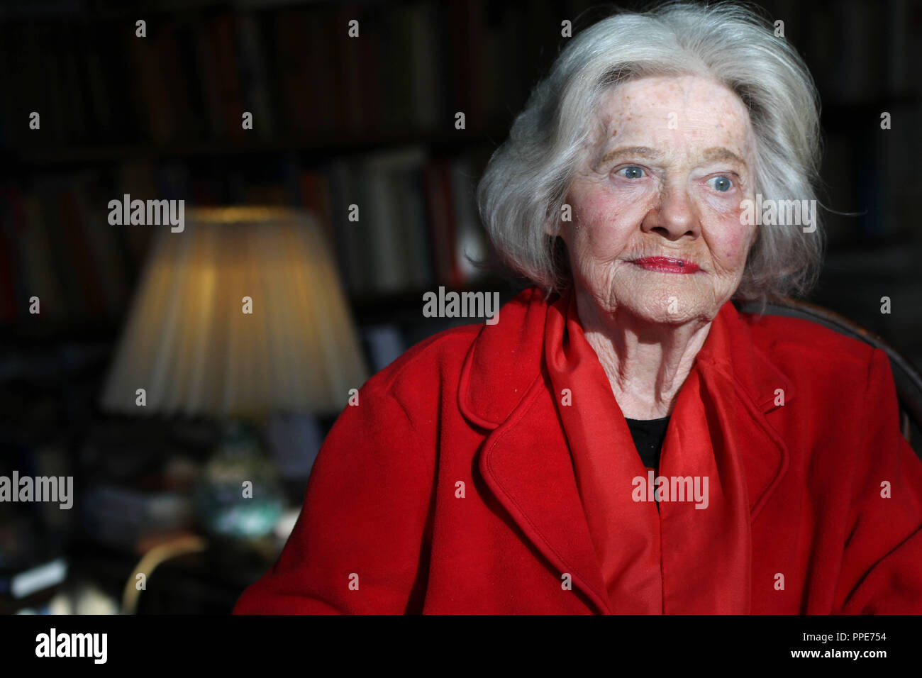 Karin Friedrich, un giornalista tedesco e attrice. Come la madre Ruth Andreas Friedrich, era un membro dello zio Emil resistenza di gruppo a Berlino durante il periodo nazista. Per il suo aiuto, lei è stato onorato di Yad Vashem il titolo giusto fra le nazioni nel 2004. Dal 1953 al 1992 ha lavorato per la Sueddeutsche Zeitung, dove era responsabile per il calendario di Avvento come pure per le ingiustizie sociali. La foto è stata scattata sul suo novantesimo compleanno nel suo soggiorno a Gauting vicino a Monaco di Baviera. Foto Stock