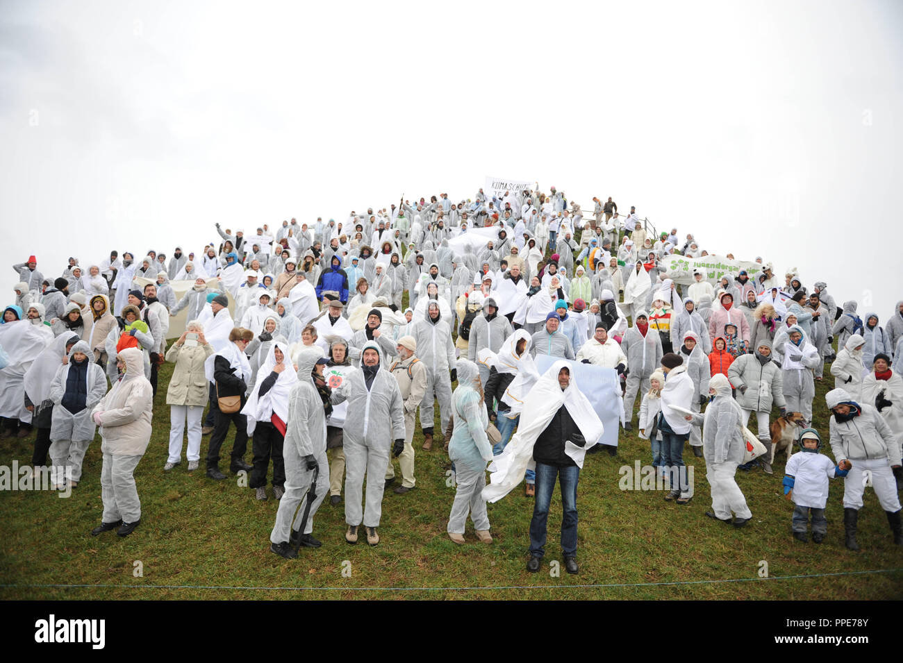 In occasione della conferenza delle Nazioni Unite sul Cambiamento Climatico a Parigi, circa 300 Bianco uomini vestiti di bianco e trasformare il picco dell'Olympiaberg in un ghiacciaio simbolica. L'organizzazione ambientale "città verde" è l'organizzatore della campagna di protesta per la protezione del clima e una energia di tutto il mondo turnaround. Foto Stock