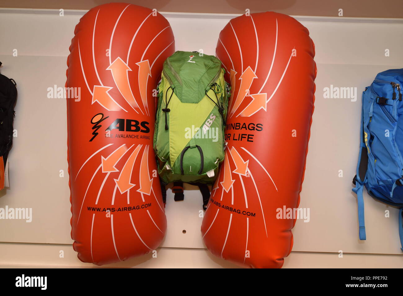 Borsa a valanga di ABS Peter Aschauer GmbH con gonfiato a valanga airbag  Foto stock - Alamy