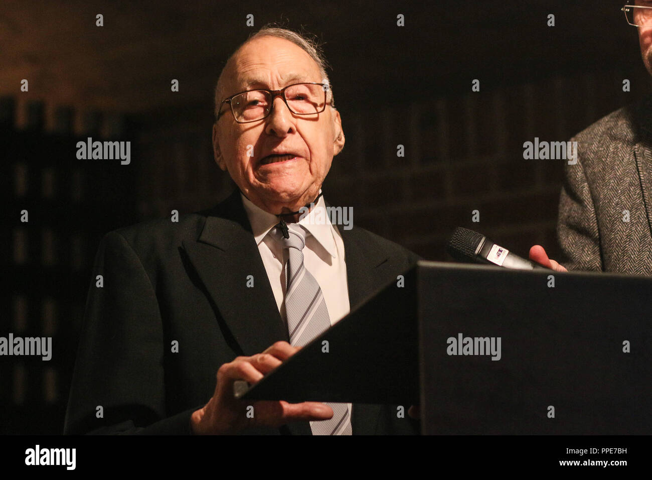 Hidayat Inayat Khan parla a una cerimonia in memoria di sua sorella, la principessa indiana e agente britannico Noor Inayat Khan, nella chiesa del monastero Karmel Heilig Blut in Dachau Memorial. Nel 1943 la principessa indiano era stato consegnato per il tedesco della Gestapo durante una distribuzione in Francia e successivamente girato nel campo di concentramento di Dachau. Foto Stock