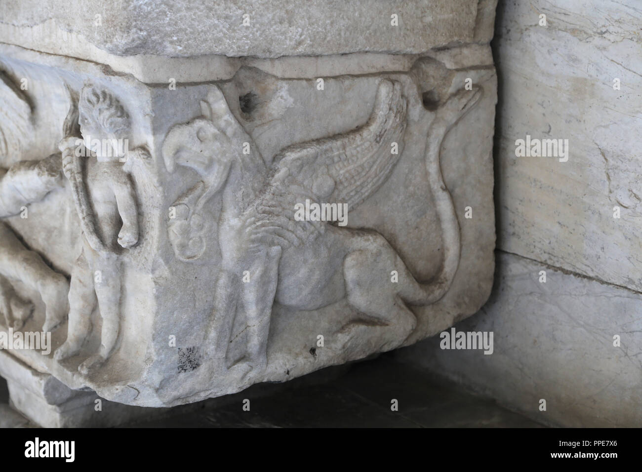 L'Italia. Pisa. Campo Santo Regione Toscana. Sarcofago romano. Dettaglio di rilievo. Griffin (leggendaria creatura). Foto Stock