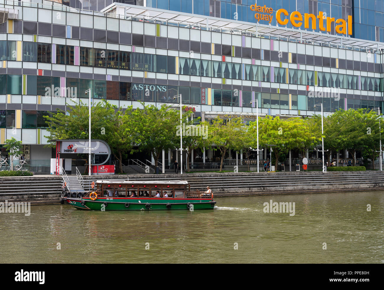 Taxi turistico Barca avvicinarsi Clarke Quay Central dalla Repubblica del Fiume Singapore di Singapore Asia Foto Stock