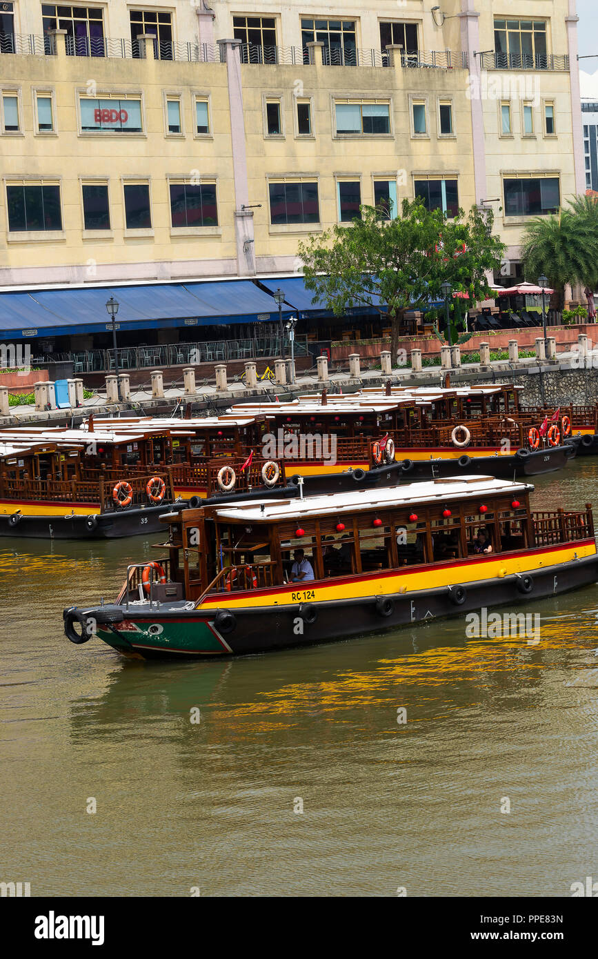 Il Riverside punto Centro Commerciale per lo shopping con negozi bar e ristoranti vicino a Clarke Quay nel centro cittadino di Singapore con Taxi barche sul Fiume Singapore Foto Stock