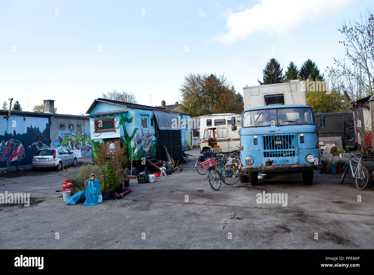 Spostando il parco del rimorchio "Hin und Weg" da Barlowstase 6 in Englschalking, alla strada Denninger 190 in Bogenhausen Monaco di Baviera. Caravan presso Barlowstrase 6 Foto Stock