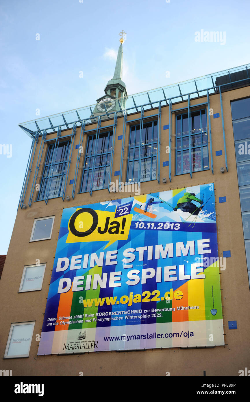 Inaugurazione del pro-Olympic poster per il referendum sull'offerta per il 2022 Olimpiadi invernali sul Hugendubel-Haus a Monaco di Baviera Marienplatz. Foto Stock