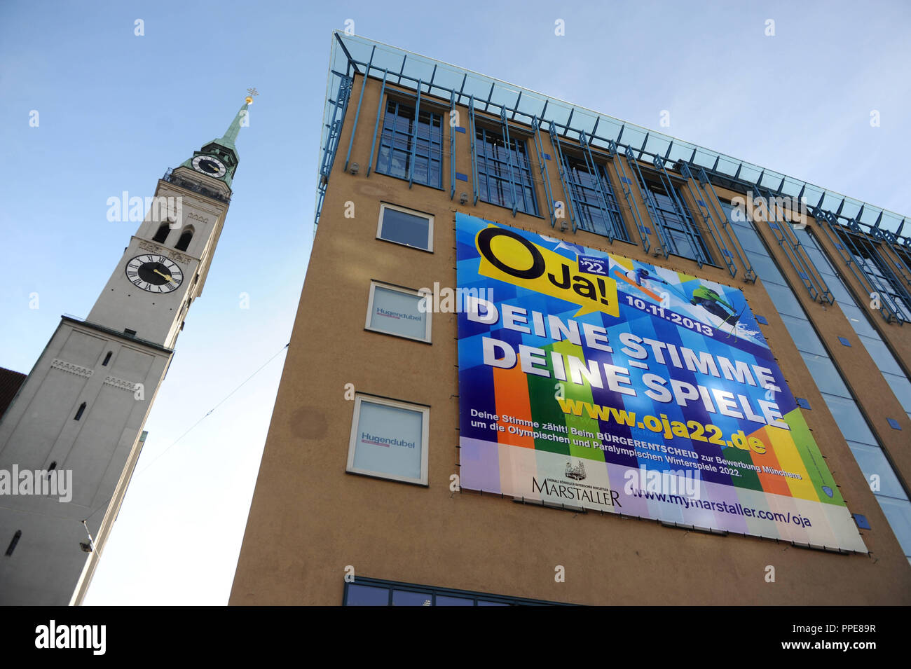 Inaugurazione del pro-Olympic poster per il referendum sull'offerta per il 2022 Olimpiadi invernali sul Hugendubel-Haus a Monaco di Baviera Marienplatz. A sinistra il Vecchio Pietro. Foto Stock