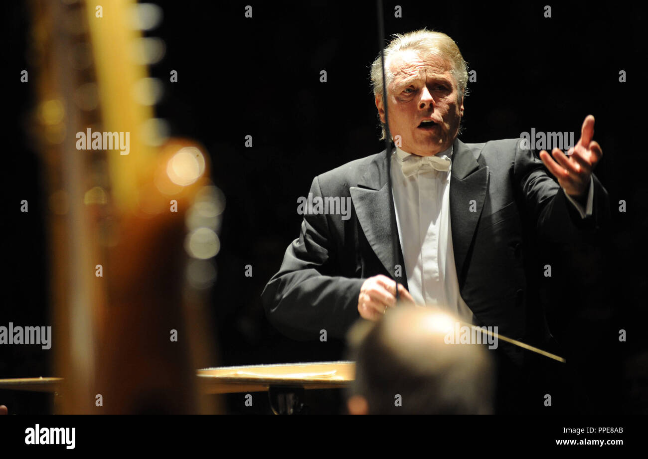 65 anni di 'Adventskalender fuer gute Werke e.V." (Calendario dell'Avvento per buone cause) della Sueddeutsche Zeitung: Direttore Mariss Jansons durante il concerto di beneficenza dell'Orchestra Sinfonica della Radio Bavarese nel Prinzregententheater di Monaco di Baviera. Foto Stock