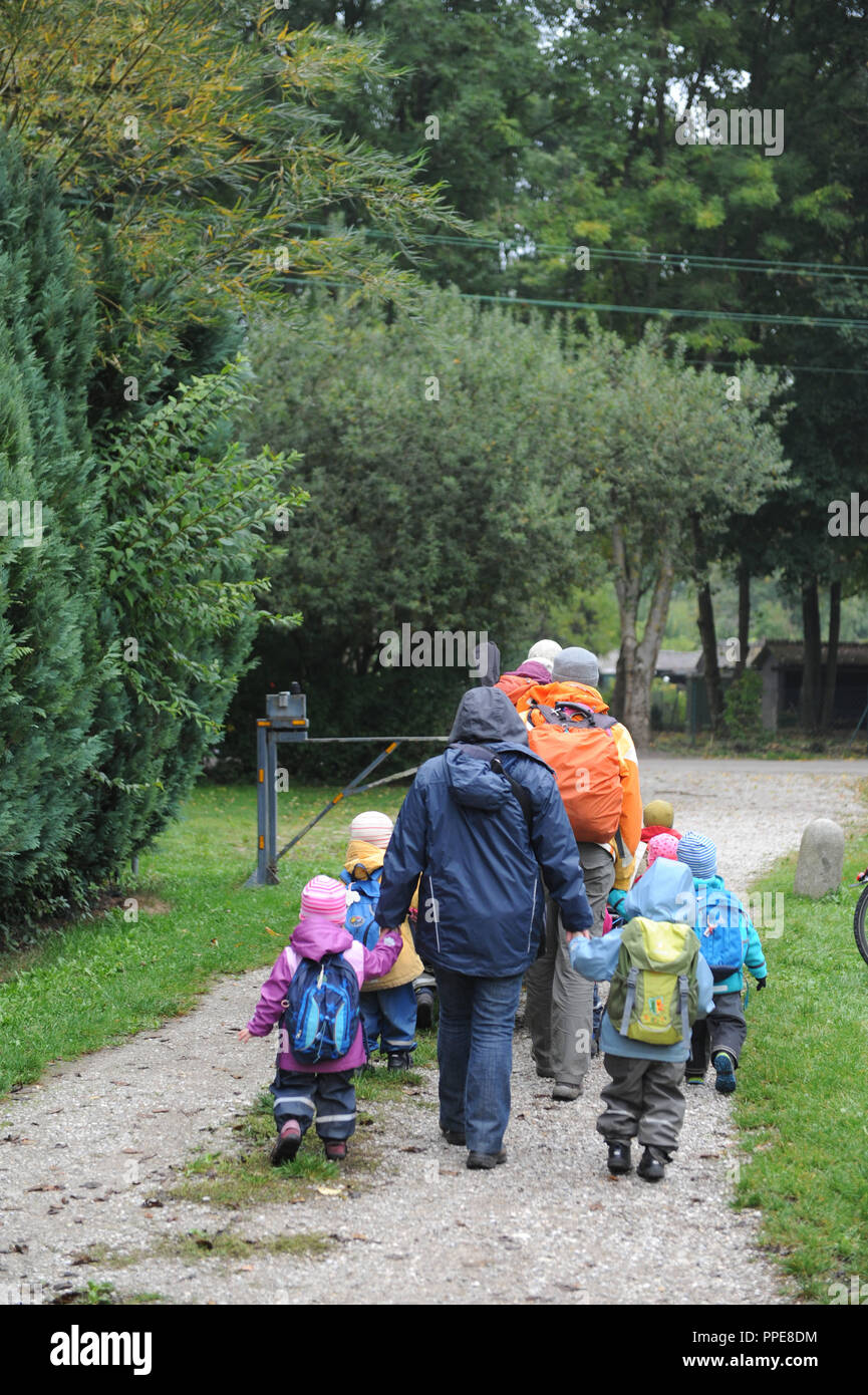 Nella foresta kindergarten Waldleben e.V. a Waldhornstrasse in Untermenzing i figli sono quasi sempre fuori, riproduzione e apprendimento in natura. La foto mostra l'escursione giornaliera a Angerloh. Foto Stock