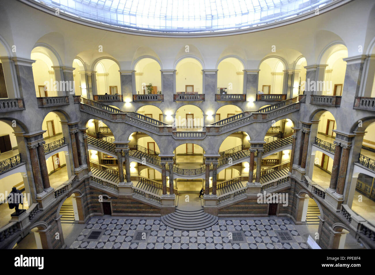 La scala e il foyer del Palazzo di Giustizia di Monaco di Baviera. Foto Stock
