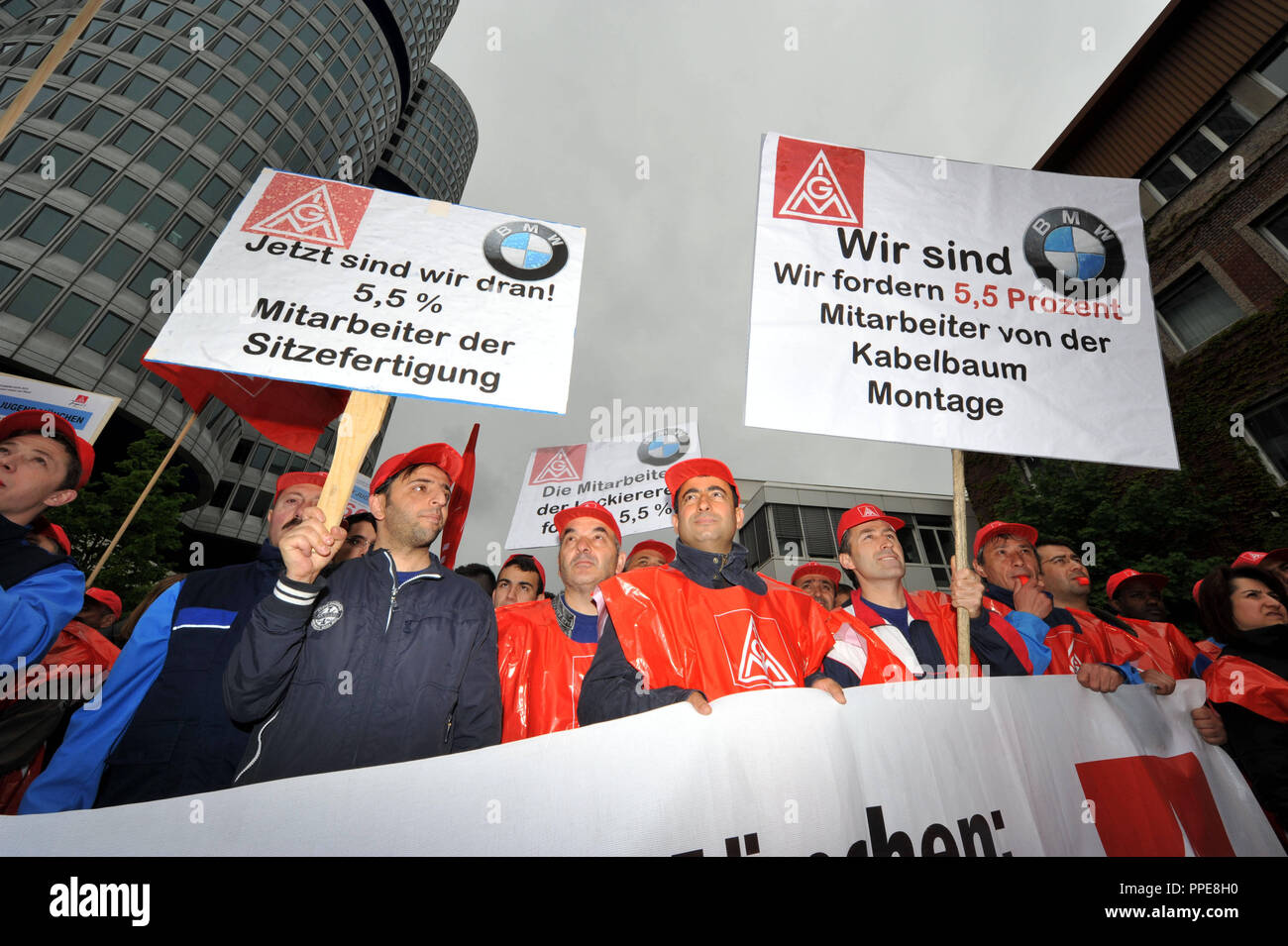 Sciopero alla BMW di Monaco di Baviera: nella foto i dipendenti del costruttore della macchina richiedono un 5,5% di aumento salariale in un rally della IG Metall davanti al cancello di fabbrica 1. Foto Stock
