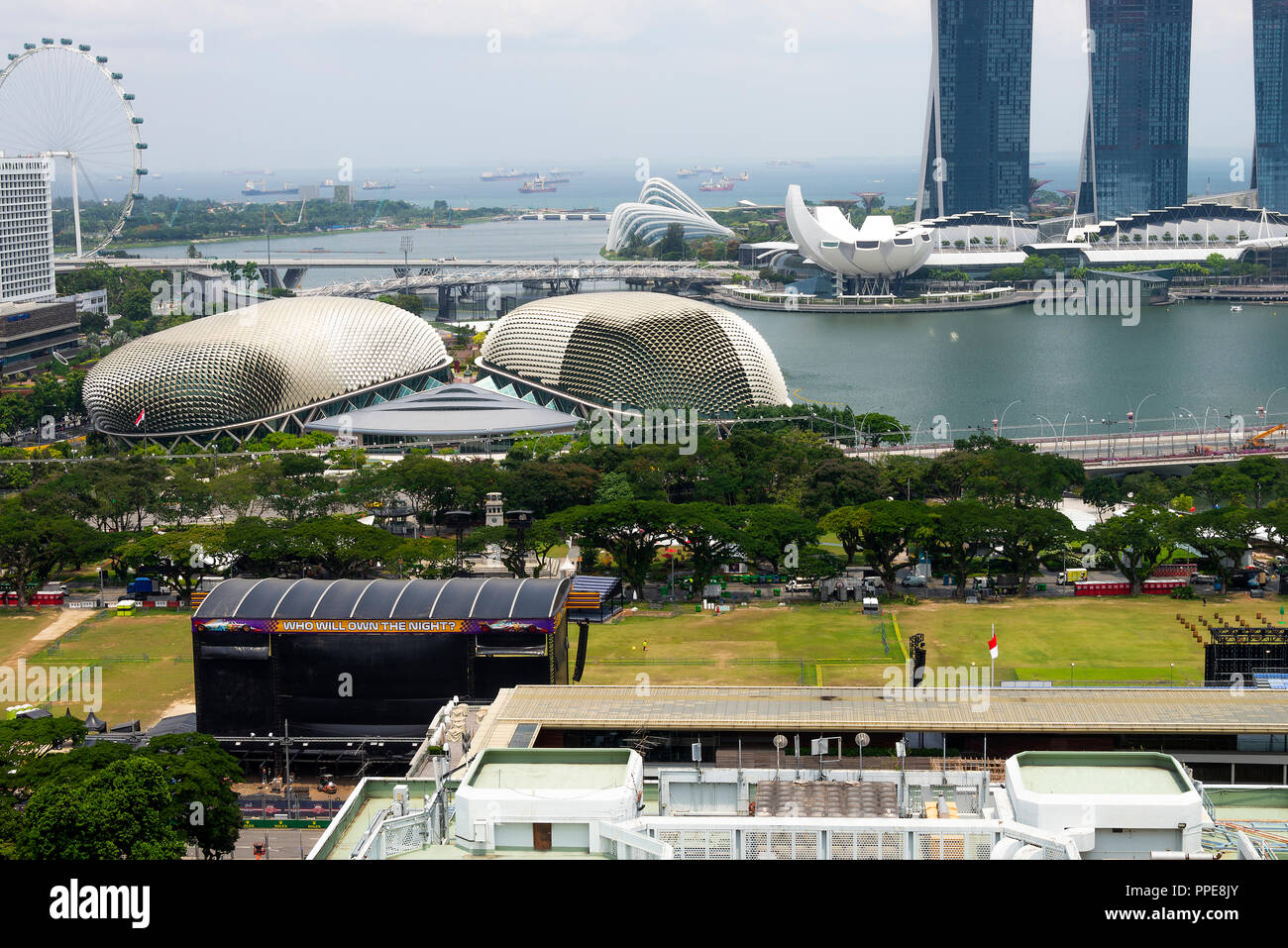 Vista aerea dei teatri Esplanade presso la Baia, Padang, Museo delle Arti, Giardini vicino alla Baia e Singapore Flyer Repubblica di Singapore Asia Foto Stock