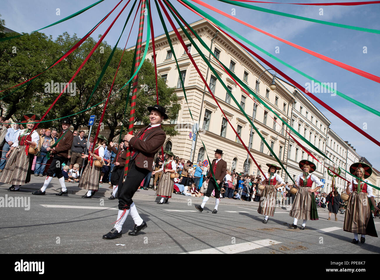 Costume regionale gruppo con nastri colorati durante il Costume e i fucilieri la processione in apertura del Monaco di Baviera Oktoberfest 2013. Foto Stock