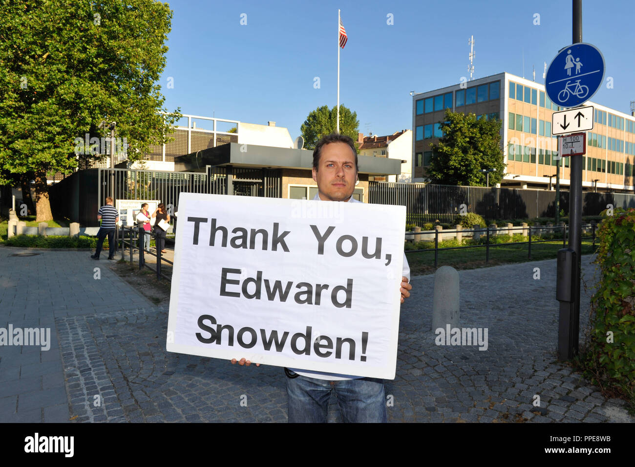 Florian Graetzer con 'Grazie Edward Snowden' poster durante il suo one-man dimostrazione al di fuori degli STATI UNITI Consolato di Monaco ogni mercoledì dalle 7:30 alle 8:30. Foto Stock