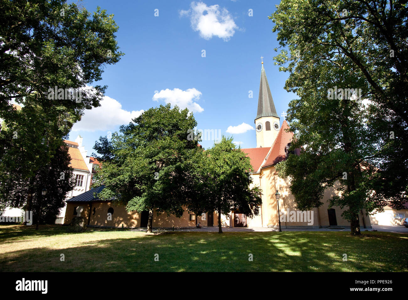 Il retro della chiesa di San Silvestro sul Adam-Erminger-Platz in Altschwabing. Presso la piazza alle spalle della chiesa vi sono frequenti reclami a causa del littering e parcheggio illegale. Foto Stock