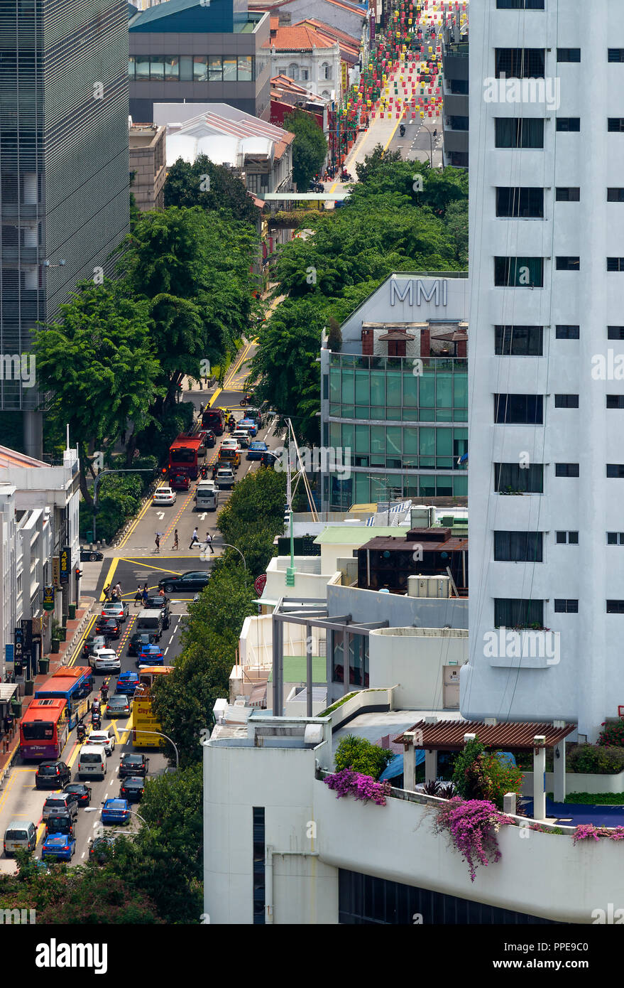Vista aerea della trafficata North Bridge Road che conduce a Chinatown dal tetto del Peninsula Excelsior Hotel Singapore Repubblica di Singapore Asia Foto Stock