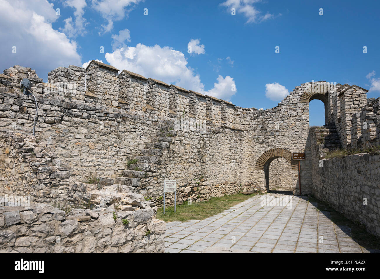 Antiche mura del castello in rovina di Hisar fortezza di Lovech, Bulgaria Foto Stock