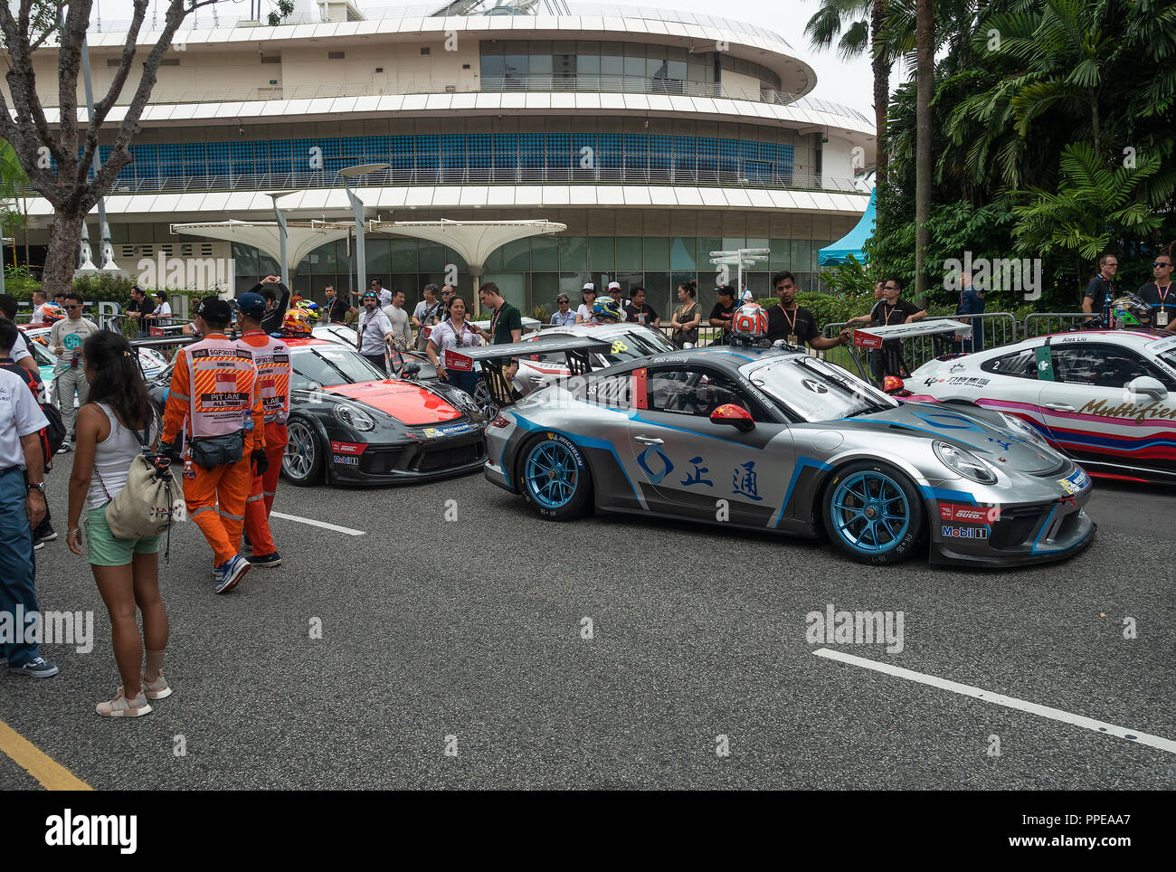 Porsche 911 GT3 Racing Cars che partecipano nella Porsche Carrera Cup Asia presso il circuito cittadino di Marina Bay Singapore Asia Foto Stock