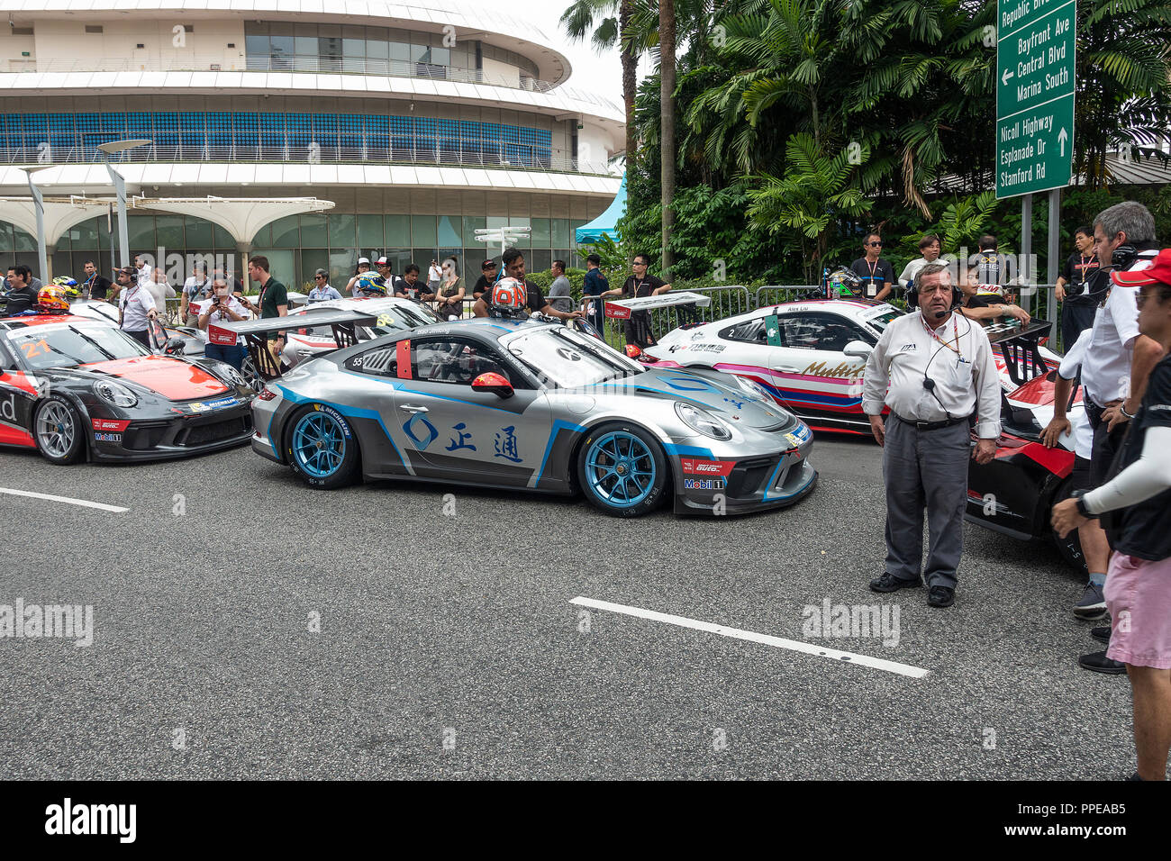Porsche 911 GT3 Racing Cars che partecipano nella Porsche Carrera Cup Asia presso il circuito cittadino di Marina Bay Singapore Asia Foto Stock