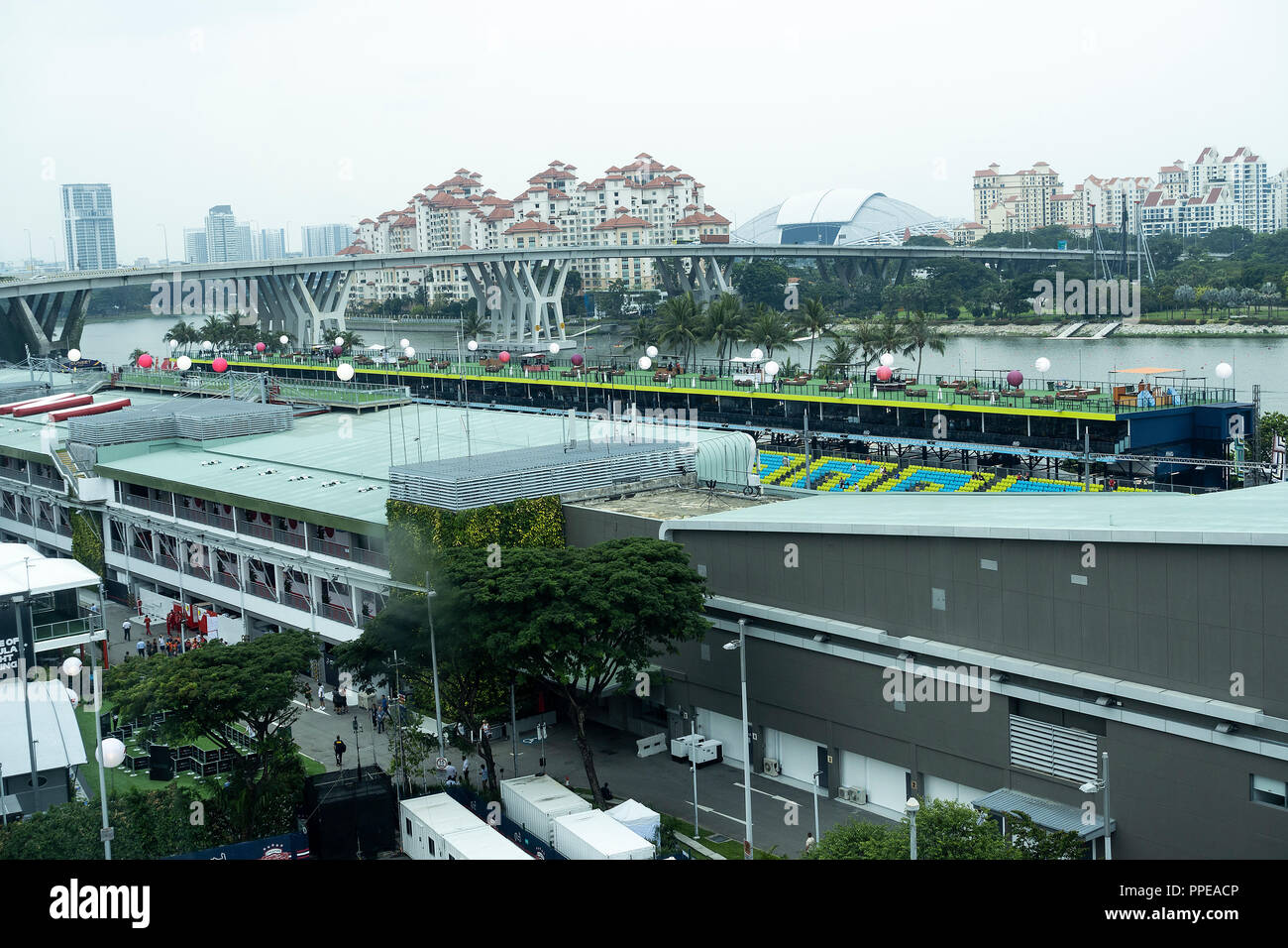 Vista aerea della permanente tribuna principale e Garage Area nel box di FI Grand Prix di Singapore gara notturna dal Singapore Flyer Singapore Foto Stock