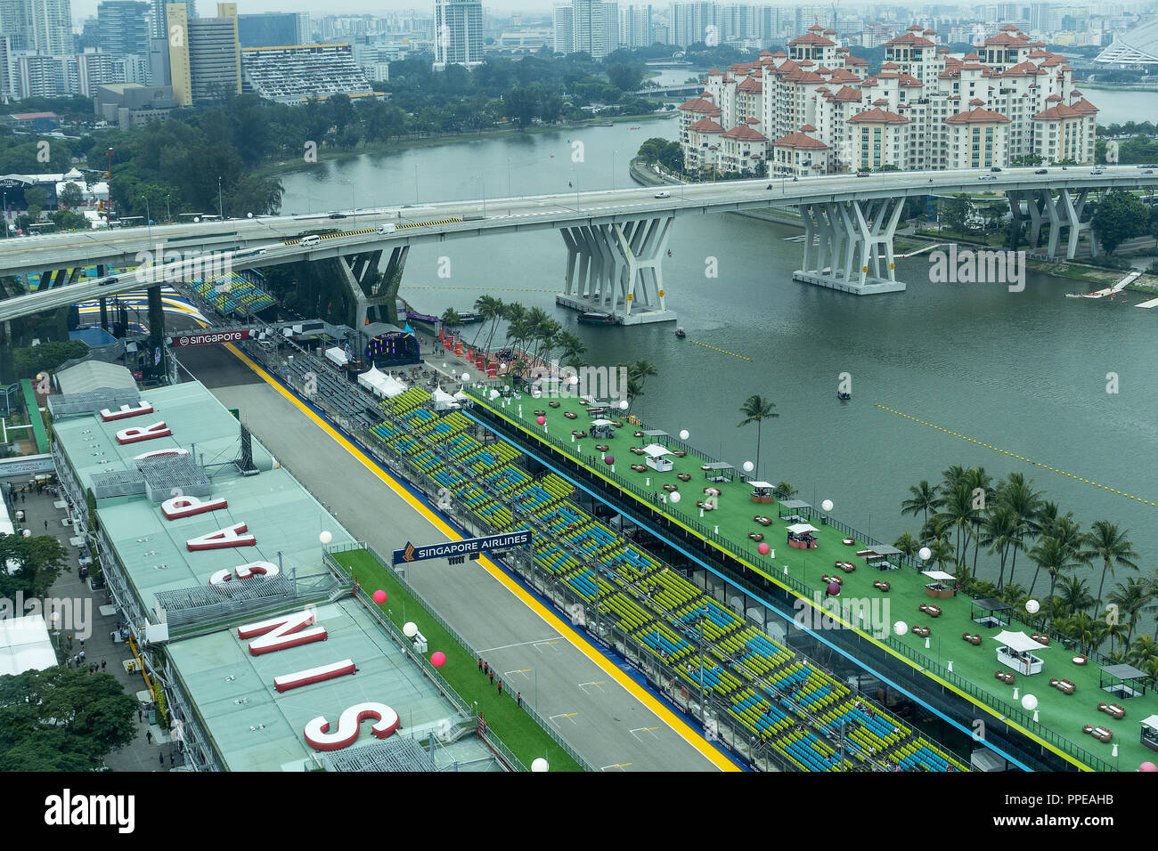 Vista aerea della permanente tribuna principale e Garage Area nel box di FI Grand Prix di Singapore gara notturna dal Singapore Flyer Singapore Foto Stock