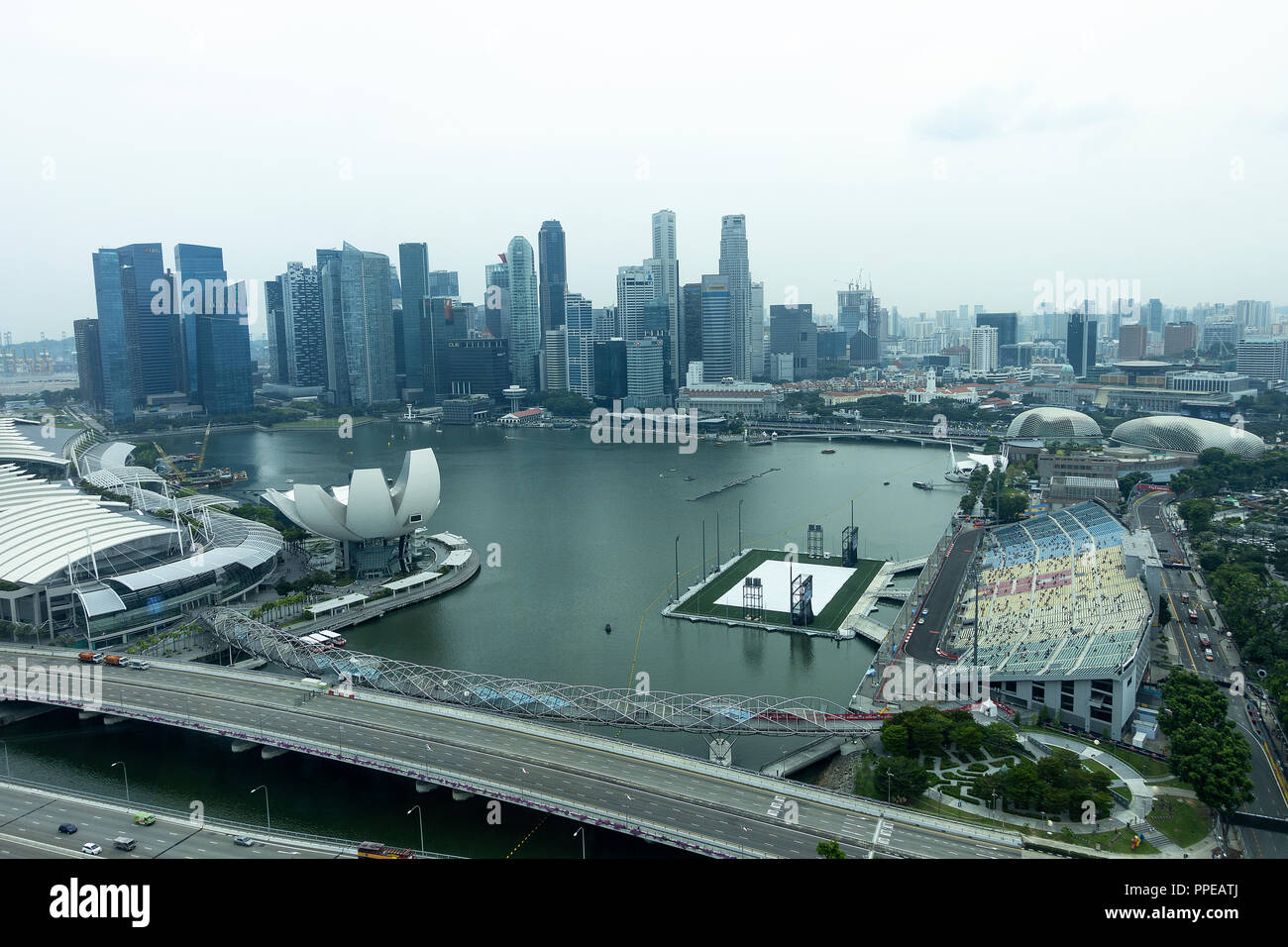 Città di Singapore dal Singapore Flyer con Artscience Museum, Marina Bay, la spianata dei Teatri e del quartiere finanziario di grattacieli in Asia Foto Stock