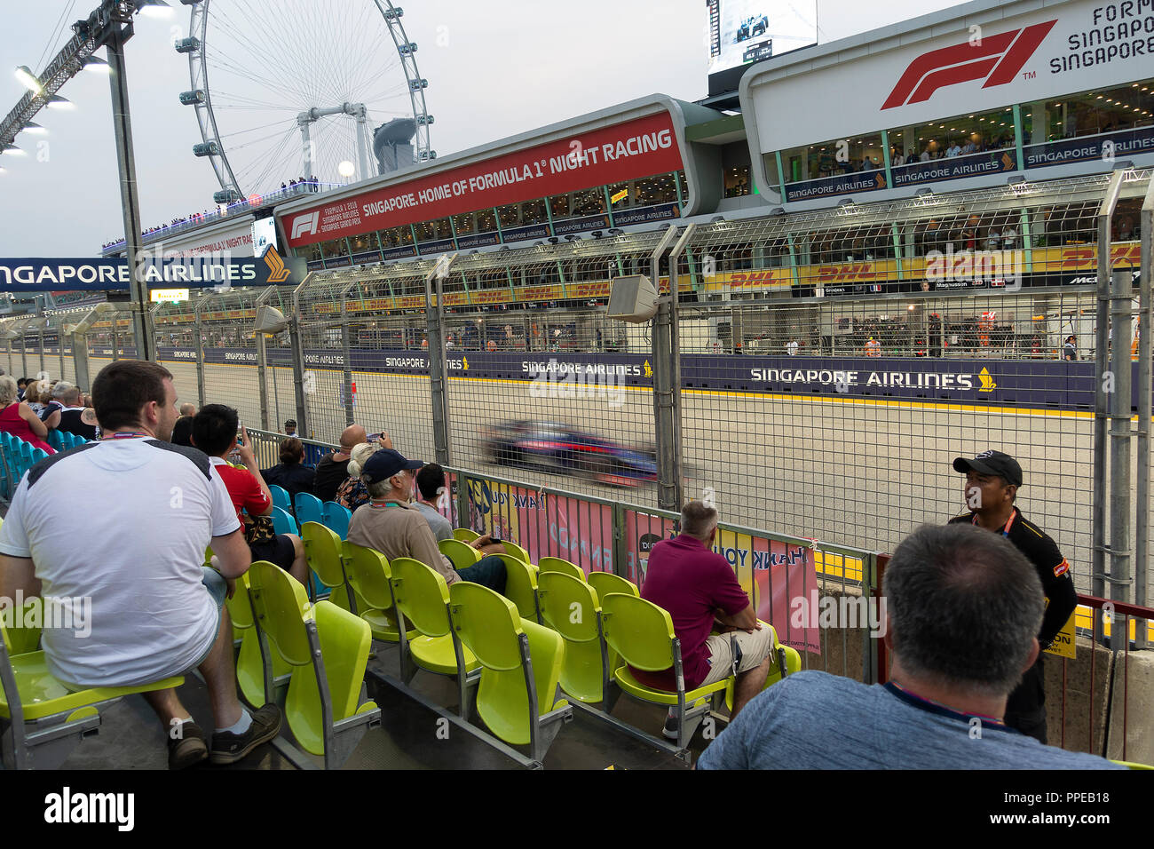 La grande ruota chiamato Singapore Flyer lungo con Pit Grandstand in FORMULA ONE Grand Prix 2018 in Singapore Repubblica di Singapore Asia Foto Stock