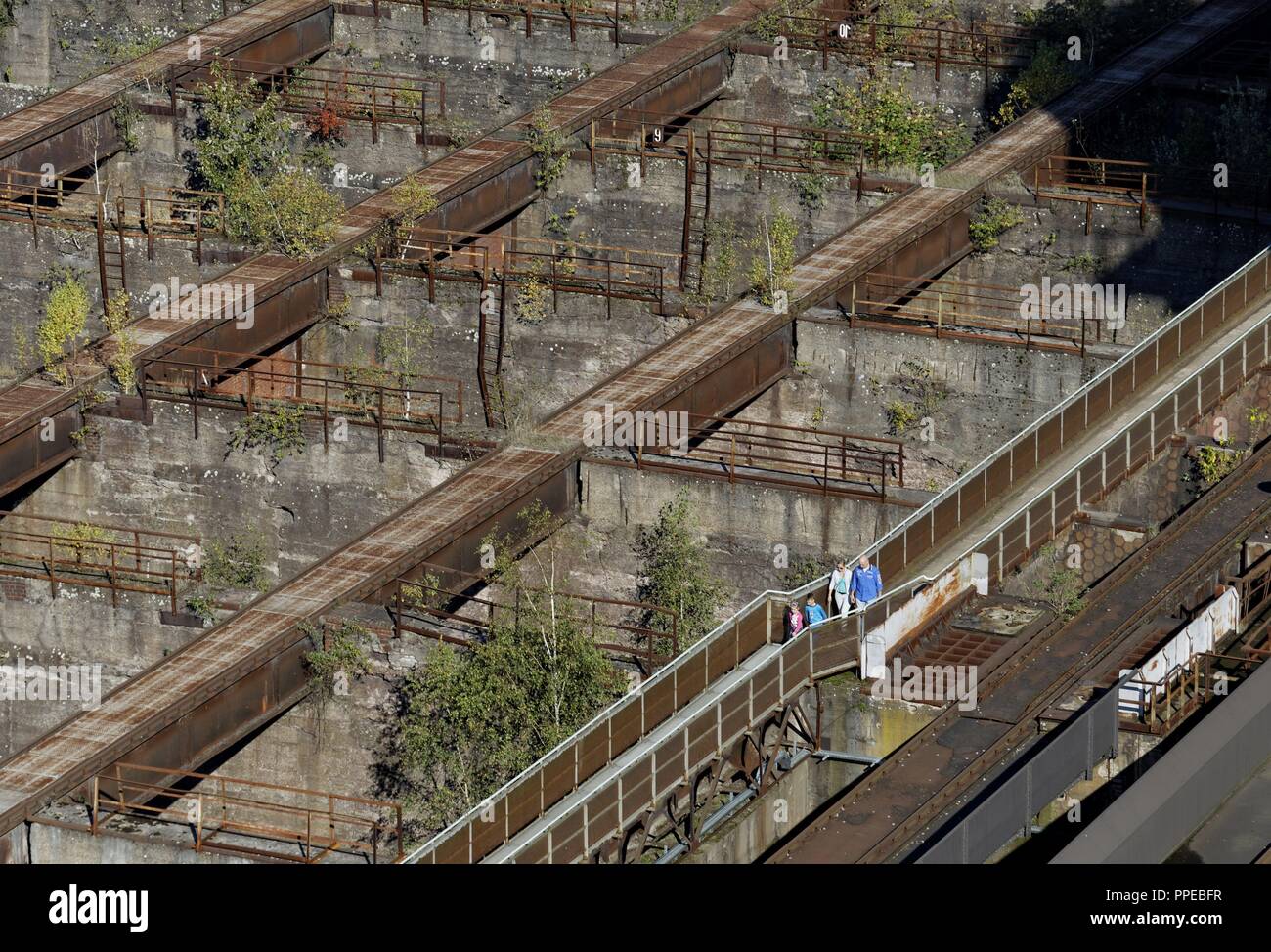 La trasformazione di un ex ferriere e un maggese industriale per il parco paesaggistico Duisburg-Nord, un parco pubblico e un monumento industriale, il minerale bunker e passerella | Utilizzo di tutto il mondo Foto Stock