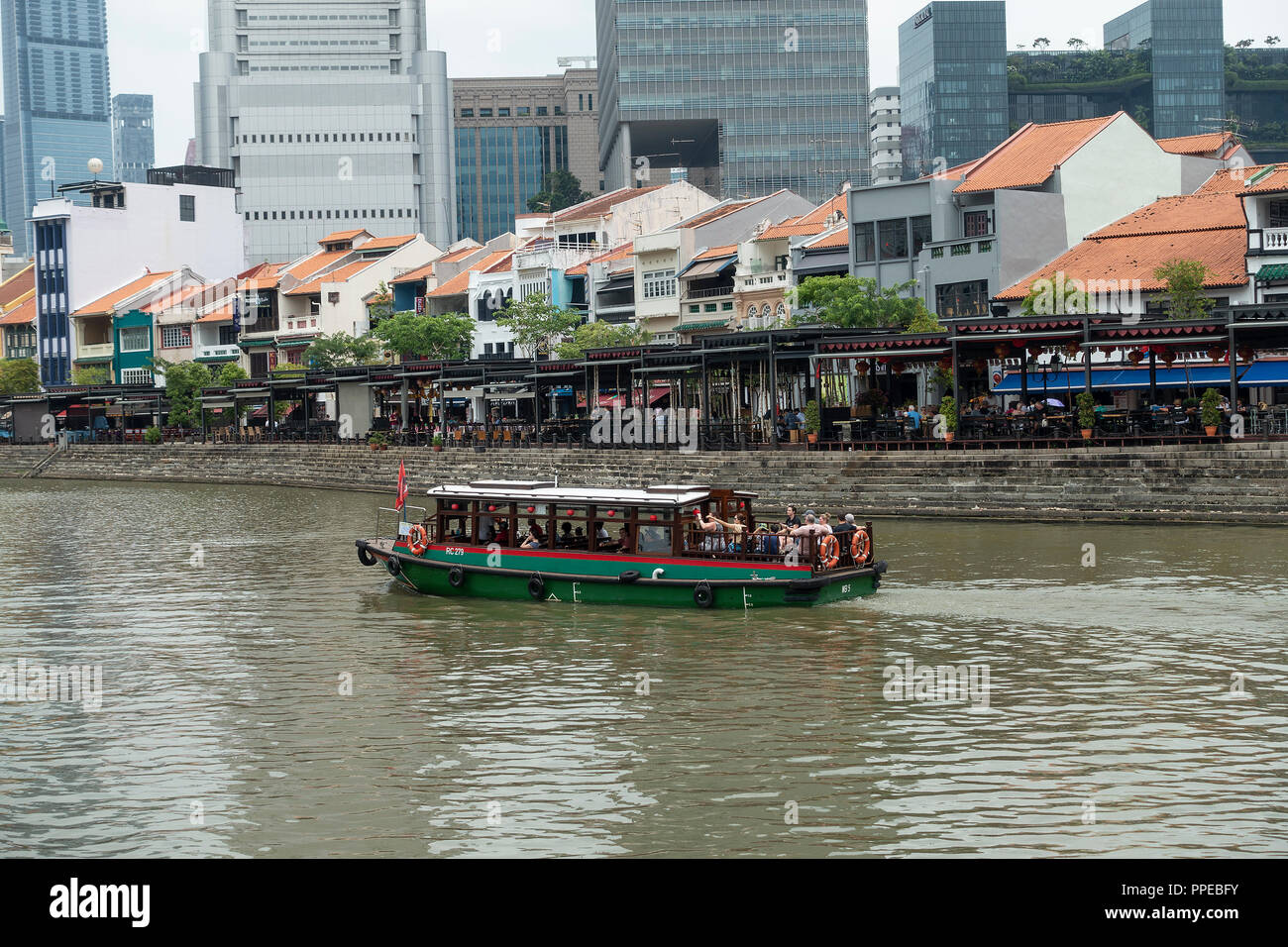 La bella Boat Quay alloggiamento ristoranti con Taxi passeggeri barca sul Fiume Singapore South Bank Singapore Foto Stock