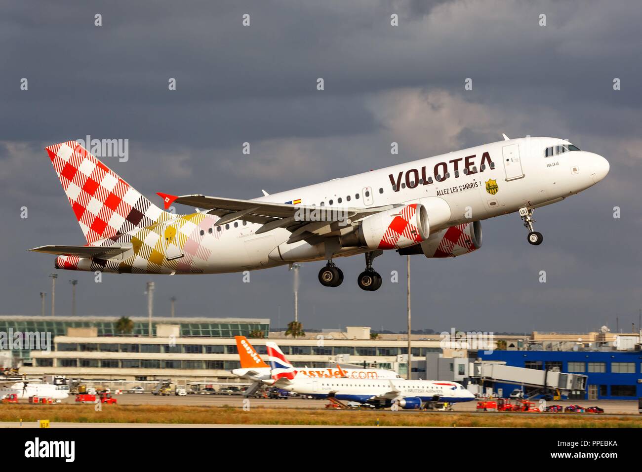 Palma de Mallorca, Spagna - 21 Luglio 2018: Volotea Airbus A319 aereo in fase di decollo all'Aeroporto di Palma de Mallorca in Spagna. | Utilizzo di tutto il mondo Foto Stock