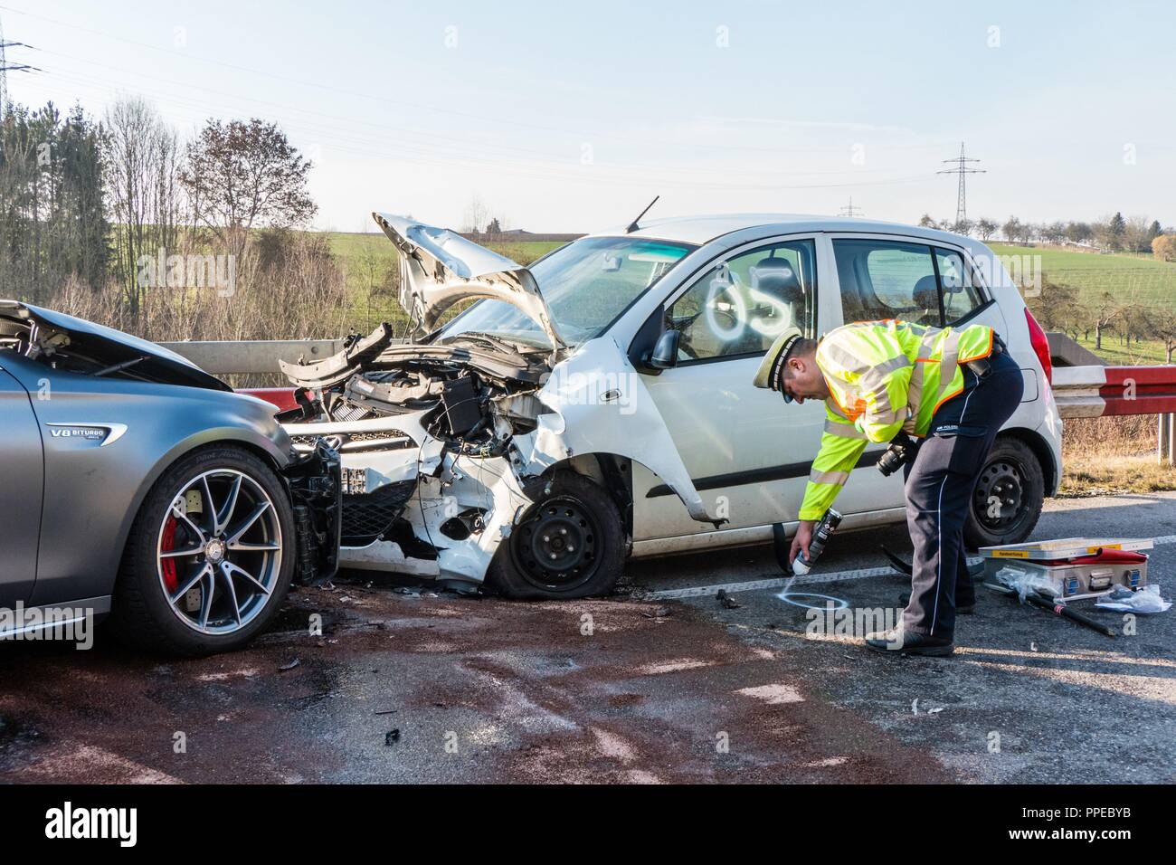 A cinque auto incidente causato da un giovane pilota di una Mercedes-Benz AMG V8 biturbo, interstatale B 14, Backnang, Germania, Febr. 6, 2018. | Utilizzo di tutto il mondo Foto Stock