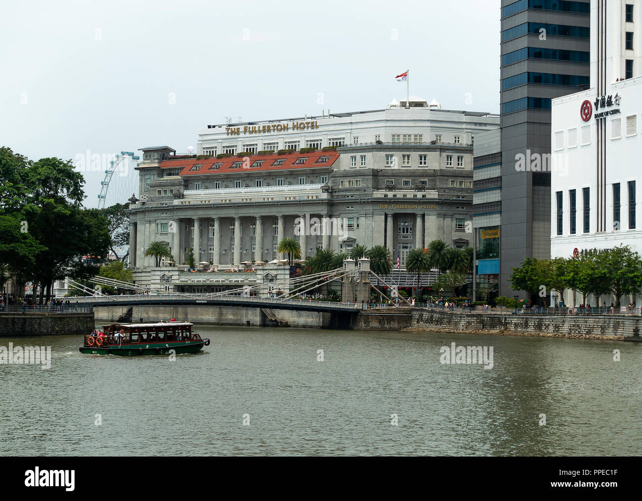 Il Fullerton Hotel e il quartiere finanziario di grattacieli con il Taxi in barca sul fiume e i turisti nel centro cittadino di Singapore Repubblica di Singapore Asia Foto Stock