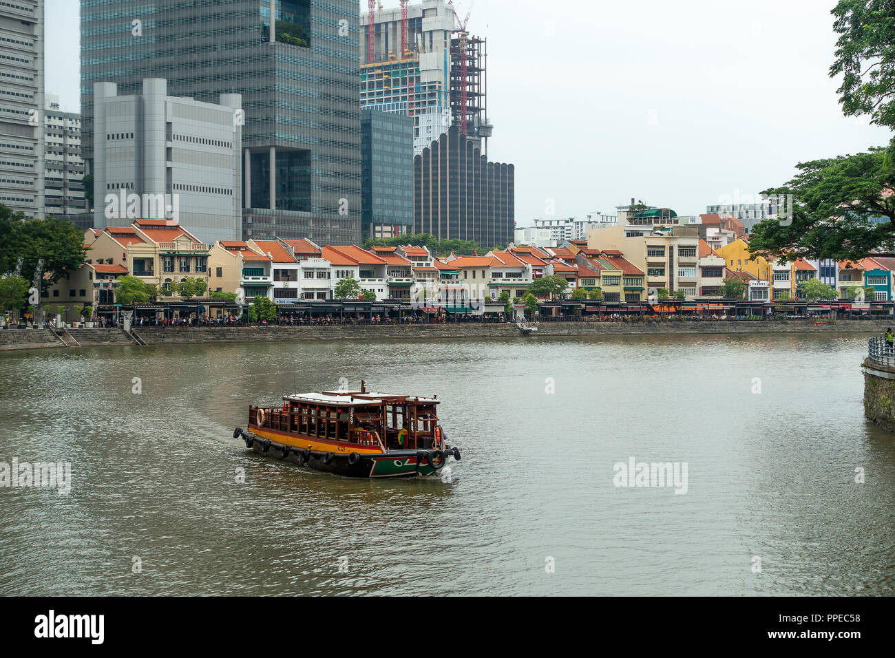 La bella Boat Quay alloggiamento ristoranti con Taxi passeggeri barca sul Fiume Singapore South Bank Singapore Foto Stock