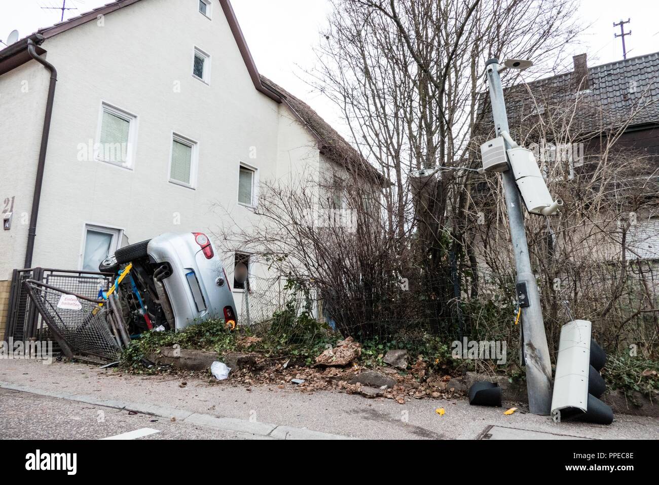 I vigili del fuoco di preparare un lavoro di contatto con le ganasce di vita sulla scena di un incidente, Fellbach, Germania, gennaio 26, 2018. | Utilizzo di tutto il mondo Foto Stock