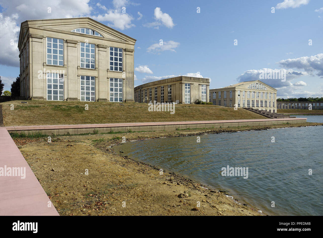 Saint-Quentin-en-Yvelines, Ricardo Bofill, Les Arcades du Lac e le Viaduc intorno Bassin de la Sourderie Foto Stock