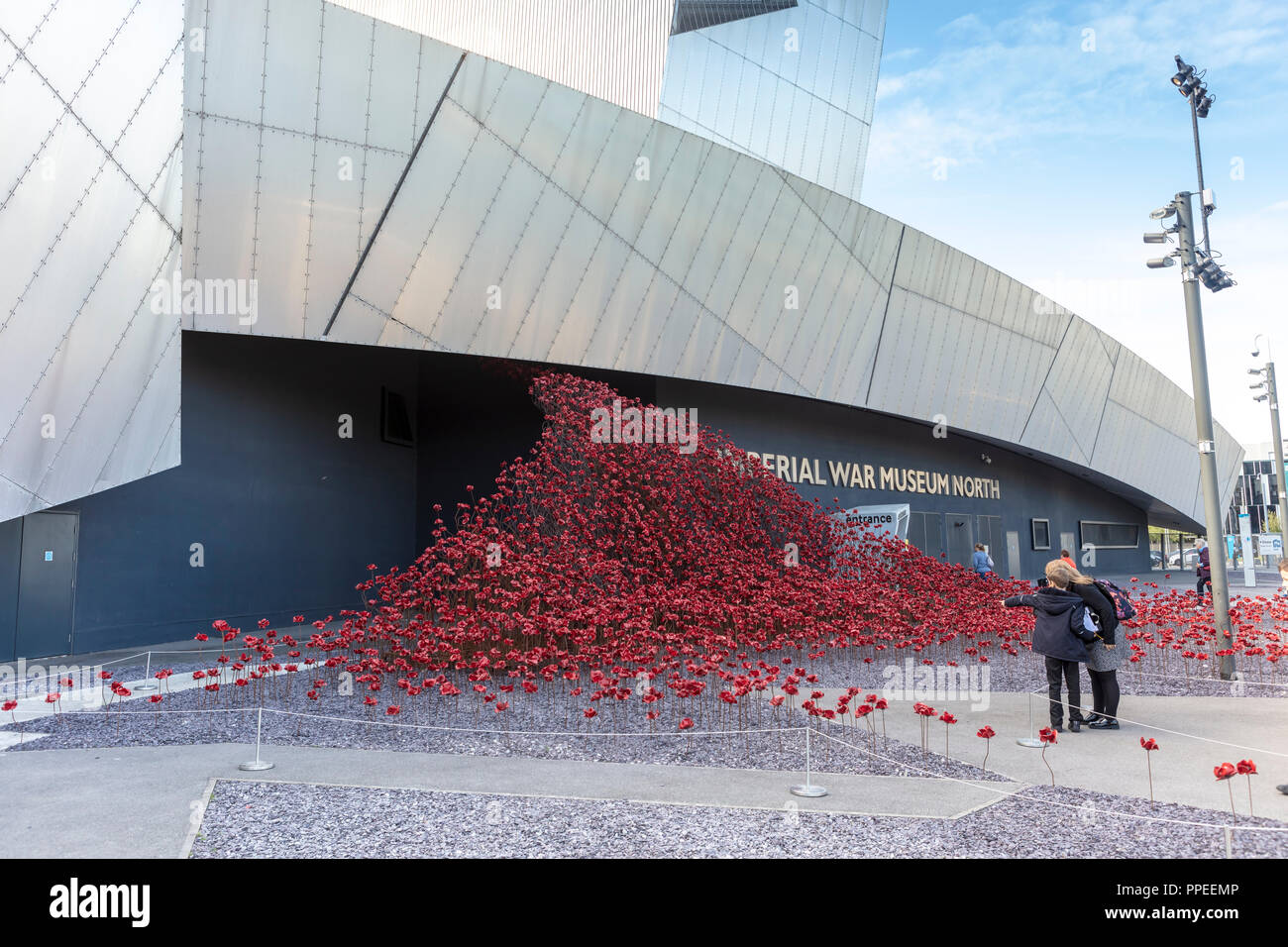 L'iconico del papavero rosso onda scultura dell'artista Paolo Cummins e designer Tom Piper al di fuori dell'IWM Nord. Foto Stock