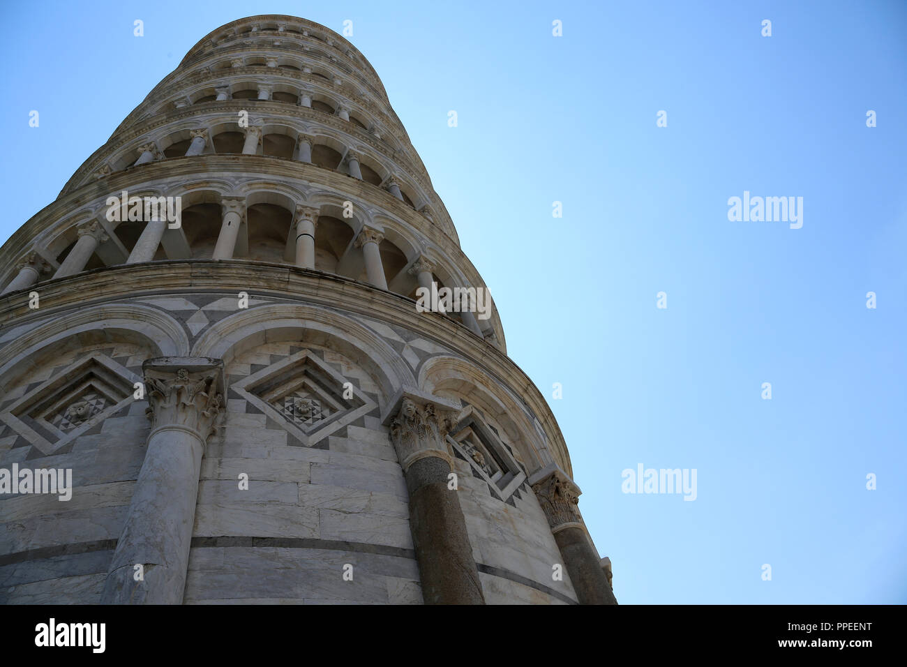 L'Italia. Pisa. Torre pendente di Pisa. Vista guardando verso l'alto. Xii secolo. Regione Toscana. Foto Stock