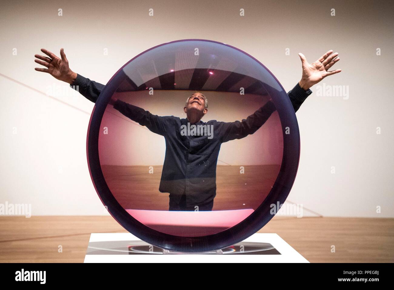 Artista Fred Eversley con il suo pezzo, "Untitled (lente parabolica) 1971' fatta di cast polyster resina durante una anteprima di stampa per la mostra: traslatori di spazio presso la Hayward Gallery, Southbank Centre di Londra. Foto Stock