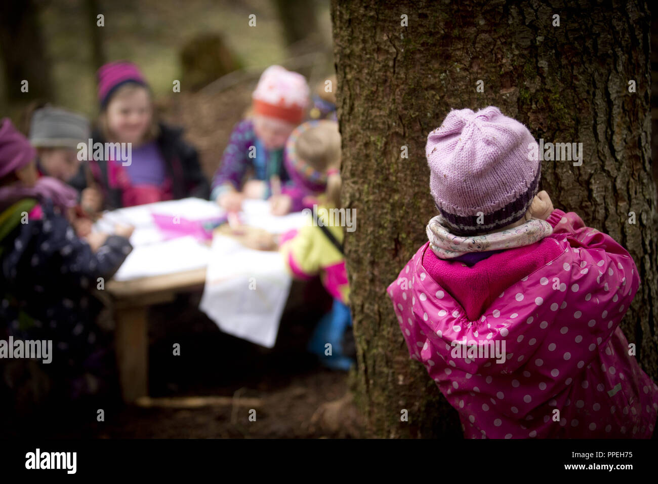 I bambini nel vivaio forestale in Holzwurm Eisenaerzt a Ruhpolding. Foto Stock