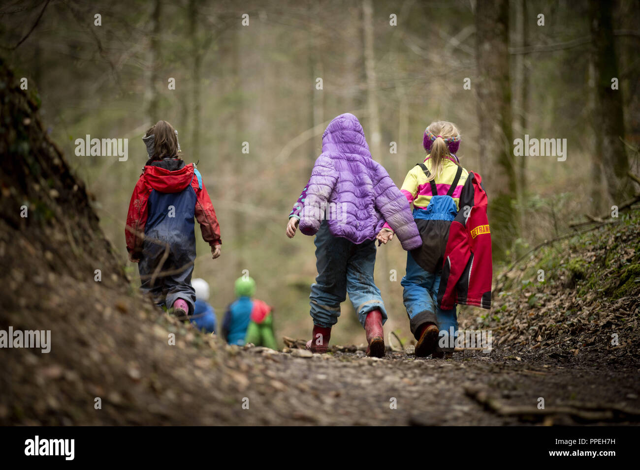 I bambini nel vivaio forestale in Holzwurm Eisenaerzt a Ruhpolding. Foto Stock