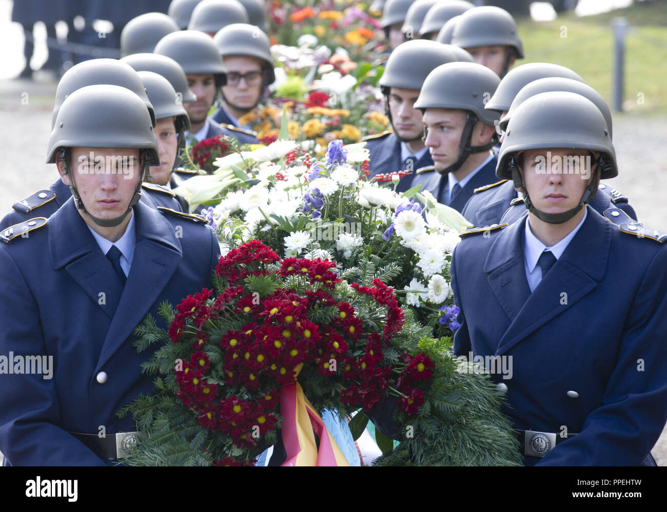 FFB / Fuerstenfeldbruck 12.11.2016 Bruck: in onore dei morti della Luftwaffe in occasione del Volkstrauertag (Memorial Day) / Luftwaffe Memorial. Foto Stock