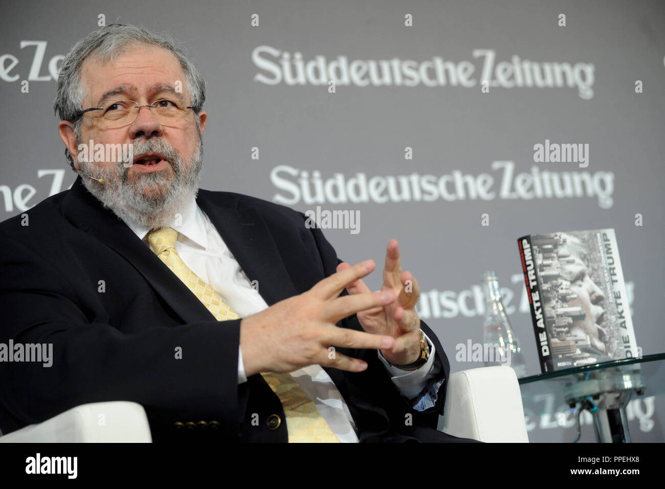 David Cay Johnston, un giornalista e autore del libro la realizzazione di Donald Trump, presso il Vertice economico della Sueddeutsche Zeitung in Berlin's Hotel Adlon. Foto Stock